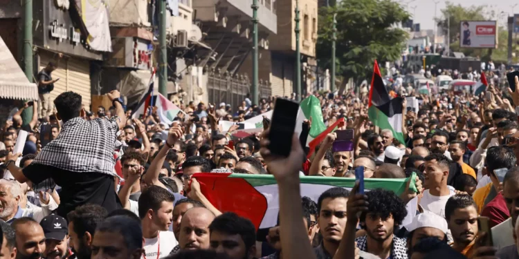 Varias personas salen a la calle durante una protesta de apoyo al pueblo palestino tras la oración del mediodía del viernes frente a la mezquita de al-Azhar, en El Cairo, el 20 de octubre de 2023, en medio de los enfrentamientos entre Israel y el grupo palestino Hamás. (Fotografía de Khaled DESOUKI / AFP)