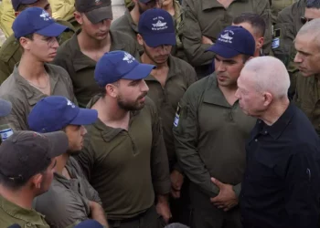 El ministro de Defensa Yoav Gallant habla con marineros de la Marina israelí del 916º Escuadrón de Patrulla en la base naval de Ashdod, 23 de octubre de 2023. (Ariel Hermoni/Ministerio de Defensa)