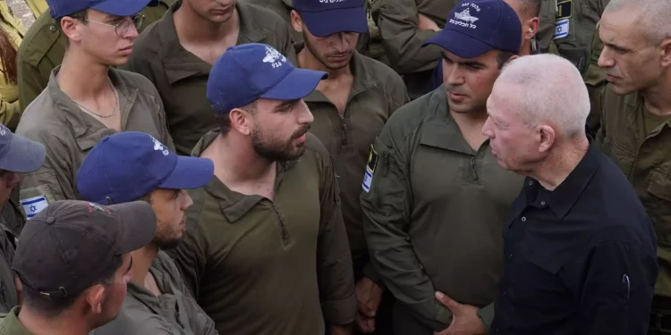 El ministro de Defensa Yoav Gallant habla con marineros de la Marina israelí del 916º Escuadrón de Patrulla en la base naval de Ashdod, 23 de octubre de 2023. (Ariel Hermoni/Ministerio de Defensa)