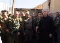 El ministro de Defensa, Yoav Gallant, habla a los soldados en el campamento de Biranit, en la frontera con Líbano, el 21 de octubre de 2023. (Ariel Hermoni/Ministerio de Defensa)