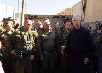 El ministro de Defensa, Yoav Gallant, habla a los soldados en el campamento de Biranit, en la frontera con Líbano, el 21 de octubre de 2023. (Ariel Hermoni/Ministerio de Defensa)