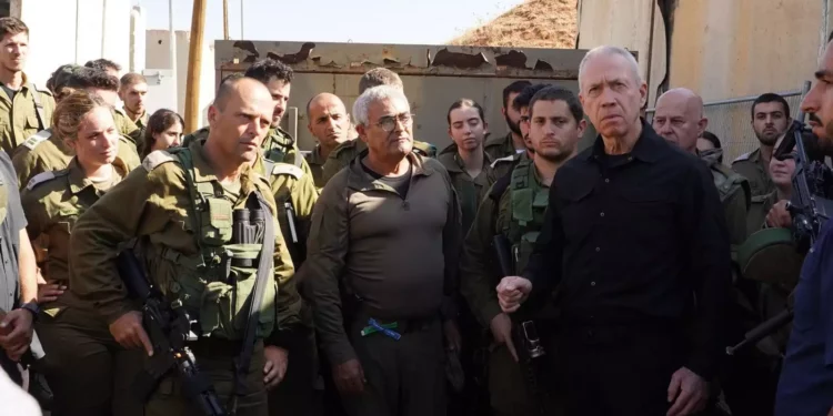 El ministro de Defensa, Yoav Gallant, habla a los soldados en el campamento de Biranit, en la frontera con Líbano, el 21 de octubre de 2023. (Ariel Hermoni/Ministerio de Defensa)