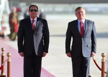 El rey Abdullah II de Jordania, a la derecha, y el presidente egipcio Abdel Fattah al-Sissi escuchan sus himnos nacionales durante una ceremonia de bienvenida a este último en el aeropuerto internacional Reina Alia de Ammán, el 28 de marzo de 2017, antes de las conversaciones en vísperas de la cumbre de la Liga Árabe. (AFP/Khalil Mazraawi)