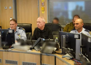 El ministro de Defensa Yoav Gallant (centro) en el centro de mando de la FAI en Tel Aviv, 22 de octubre de 2023. (Ariel Hermoni/Ministerio de Defensa)