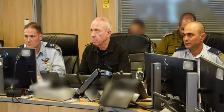 El ministro de Defensa Yoav Gallant (centro) en el centro de mando de la FAI en Tel Aviv, 22 de octubre de 2023. (Ariel Hermoni/Ministerio de Defensa)