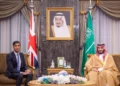 El príncipe heredero saudí, Mohammed bin Salman (d), se reúne con el primer ministro británico, Rishi Sunak, en la capital, Riad, el 19 de octubre de 2023. (Bandar Al-Jaloud/Palacio Real saudí/AFP)