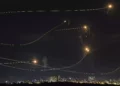 El sistema de defensa antiaérea Cúpula de Hierro dispara para interceptar un cohete lanzado desde la Franja de Gaza, en Ashkelon, el 20 de octubre de 2023. (AP Photo/Avi Roccah)