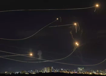 El sistema de defensa antiaérea Cúpula de Hierro dispara para interceptar un cohete lanzado desde la Franja de Gaza, en Ashkelon, el 20 de octubre de 2023. (AP Photo/Avi Roccah)