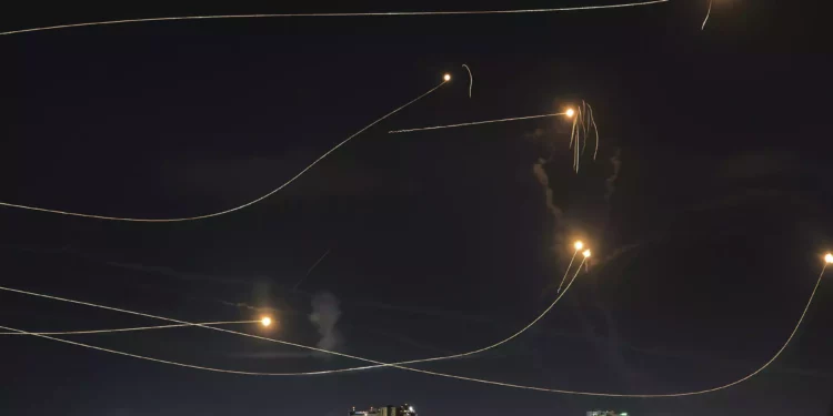 El sistema de defensa antiaérea Cúpula de Hierro dispara para interceptar un cohete lanzado desde la Franja de Gaza, en Ashkelon, el 20 de octubre de 2023. (AP Photo/Avi Roccah)