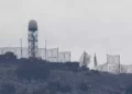 La valla de una posición militar israelí se ve dañada después de que Hezbolá la atacara con cohetes en el monte Dov, en la frontera libanesa, 8 de octubre de 2023. (AP Photo/Hussein Malla)