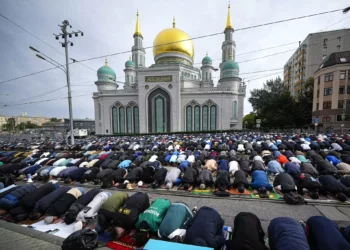 Musulmanes rezan en el exterior de la Mezquita Catedral de Moscú durante las celebraciones del Eid al-Adha en Moscú, Rusia, el 28 de junio de 2023. (AP Photo/Alexander Zemlianichenko)