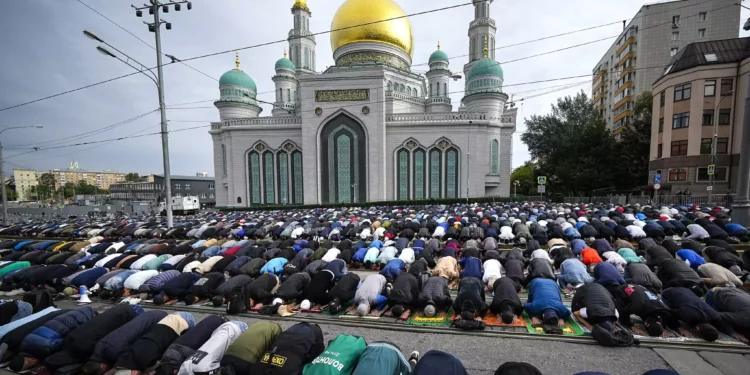 Musulmanes rezan en el exterior de la Mezquita Catedral de Moscú durante las celebraciones del Eid al-Adha en Moscú, Rusia, el 28 de junio de 2023. (AP Photo/Alexander Zemlianichenko)