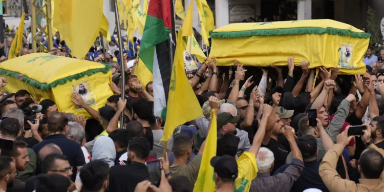 Ilustrativo. Simpatizantes de Hezbolá llevan los ataúdes de dos miembros que murieron por bombardeos israelíes, durante su procesión funeraria en la aldea de Kherbet Selem, sur del Líbano, 10 de octubre de 2023. (AP Photo/ Hussein Malla)