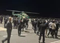 Alborotadores en el aeropuerto de Makhachkala, Daguestán, el 30 de octubre de 2023, gritan consignas antisemitas mientras protestan por la llegada de un avión de pasajeros procedente de Tel Aviv. (AP)