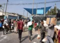 Palestinos recogen cajas y bolsas de un centro de suministro de ayuda gestionado por la ONU, que distribuye alimentos a palestinos locales y desplazados en Gaza, en Deir al-Balah, el 28 de octubre de 2023. (MOHAMMED ABED / AFP)
