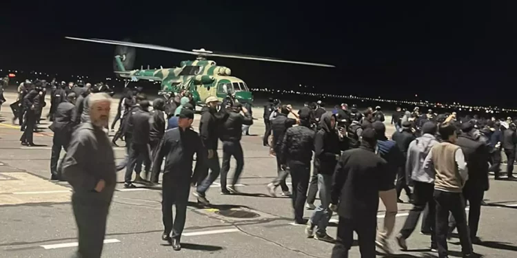 Alborotadores en el aeropuerto de Makhachkala, Daguestán, el 30 de octubre de 2023, gritan consignas antisemitas mientras protestan por la llegada de un avión de pasajeros procedente de Tel Aviv. (AP)