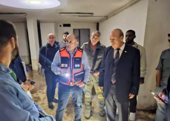 El interventor del Estado Matanyahu Englman, a la derecha, y el alcalde de Ma'alot-Tarshiha, Arkady Pomeranets, recorren un refugio antiaéreo de la ciudad, el 17 de octubre de 2023. (Cortesía de la Oficina del Interventor del Estado)