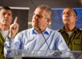 Gal Hirsch, el hombre clave del gobierno en materia de ciudadanos desaparecidos y secuestrados, habla durante una reunión con familiares de israelíes secuestrados por Hamás y de israelíes desaparecidos en Tel Aviv, 13 de octubre de 2023. (Avshalom Sassoni/Flash90)