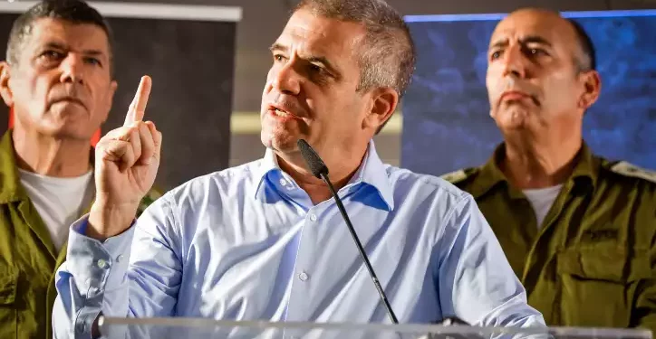Gal Hirsch, el hombre clave del gobierno en materia de ciudadanos desaparecidos y secuestrados, habla durante una reunión con familiares de israelíes secuestrados por Hamás y de israelíes desaparecidos en Tel Aviv, 13 de octubre de 2023. (Avshalom Sassoni/Flash90)