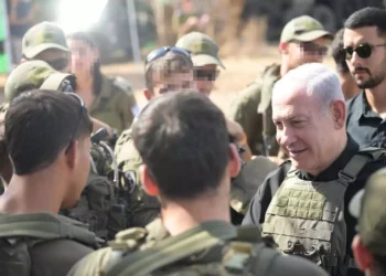 El Primer Ministro Benjamin Netanyahu se reúne con las tropas el 22 de octubre de 2023 (Amos Ben-Gershom/GPO)