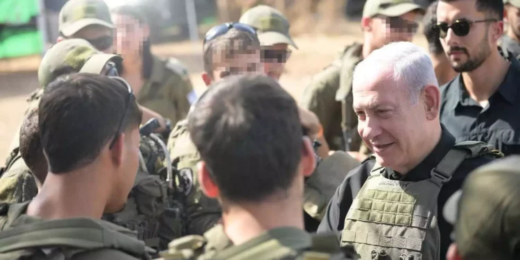 El Primer Ministro Benjamin Netanyahu se reúne con las tropas el 22 de octubre de 2023 (Amos Ben-Gershom/GPO)
