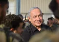El primer ministro Benjamin Netanyahu con tropas en el sur de Israel el 24 de octubre de 2023. (Kobi Gidon/GPO)