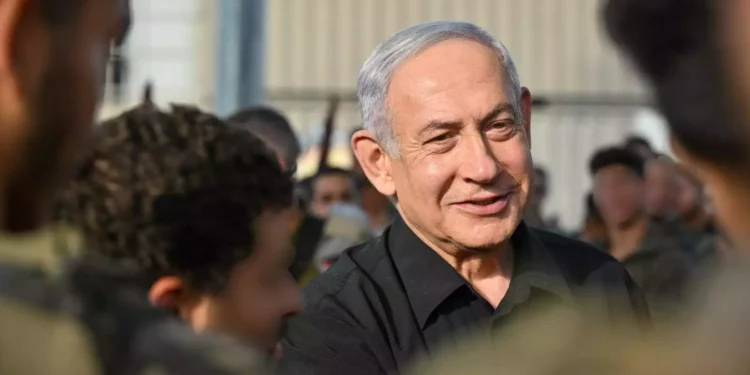 El primer ministro Benjamin Netanyahu con tropas en el sur de Israel el 24 de octubre de 2023. (Kobi Gidon/GPO)