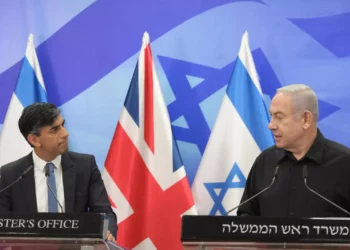 El primer ministro Benjamin Netanyahu (dcha.) se reúne con el primer ministro británico Rishi Sunak en Jerusalén, el 19 de octubre de 2023. (Amos Ben Gershom/GPO)