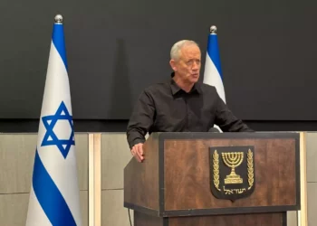 El ministro Benny Gantz se dirige a los medios de comunicación en Tel Aviv el 26 de octubre de 2023 (Carrie Keller-Lynn/Times of Israel).