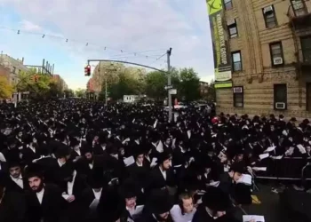 Miles de judíos observantes se reúnen para orar en Boro Park