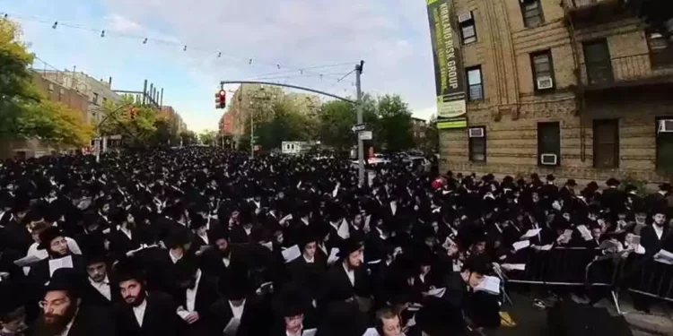 Miles de judíos observantes se reúnen para orar en Boro Park