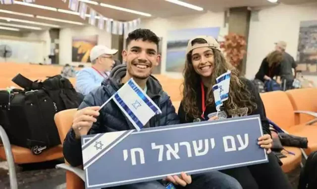 Decenas de inmigrantes llegan a Israel en tiempo de guerra