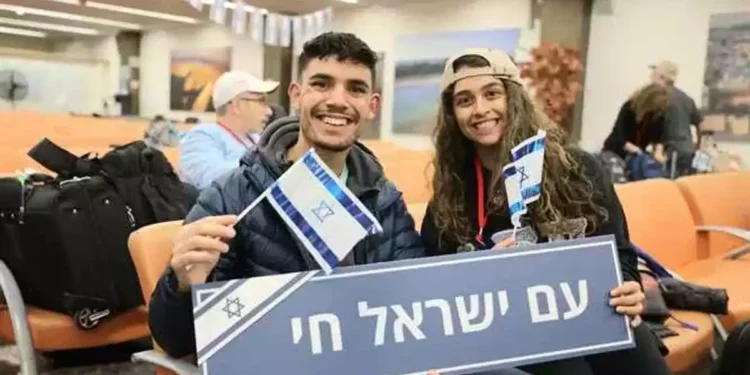 Decenas de inmigrantes llegan a Israel en tiempo de guerra