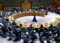 El embajador de la Autoridad Palestina ante la ONU, Riyad Mansour, al fondo a la derecha, se dirige a los miembros del Consejo de Seguridad de la ONU en la sede de las Naciones Unidas, Nueva York, el 16 de octubre de 2023. (AP Photo/Craig Ruttle)