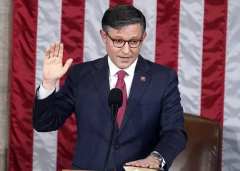 El representante Mike Johnson, republicano de Luisiana, jura como nuevo presidente de la Cámara de Representantes en el Capitolio de Washington, el 25 de octubre de 2023. (Alex Brandon/AP)