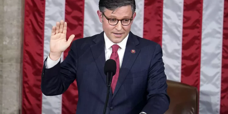 El representante Mike Johnson, republicano de Luisiana, jura como nuevo presidente de la Cámara de Representantes en el Capitolio de Washington, el 25 de octubre de 2023. (Alex Brandon/AP)