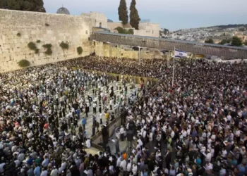 Miles de personas oran en el Muro Occidental por rehenes israelíes