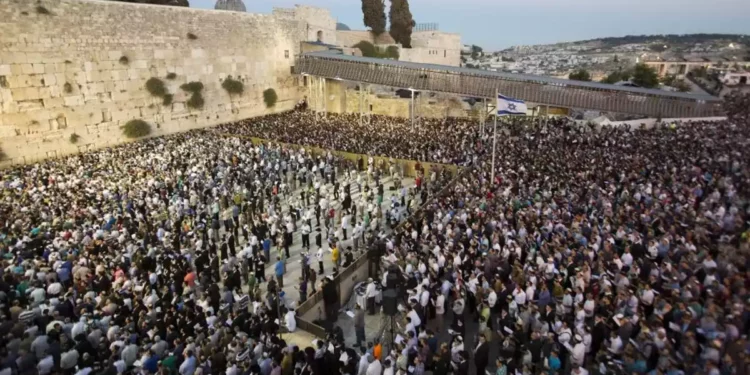 Miles de personas oran en el Muro Occidental por rehenes israelíes
