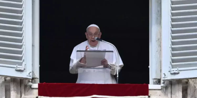 El Papa Francisco se dirige a la multitud en la plaza de San Pedro durante la oración semanal del Ángelus el 22 de octubre de 2023, en el Vaticano. (Andreas SOLARO / AFP)