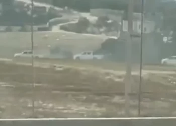 Imágenes emitidas por las noticias del Canal 12 el 25 de octubre de 2023 muestran a un numeroso grupo de terroristas de Hamás patrullando a lo largo de la frontera con la Franja de Gaza un mes antes de la embestida del 7 de octubre. (Captura de pantalla/X)