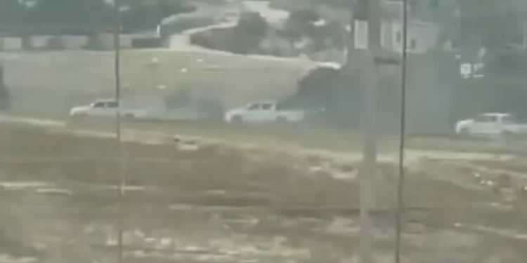 Imágenes emitidas por las noticias del Canal 12 el 25 de octubre de 2023 muestran a un numeroso grupo de terroristas de Hamás patrullando a lo largo de la frontera con la Franja de Gaza un mes antes de la embestida del 7 de octubre. (Captura de pantalla/X)