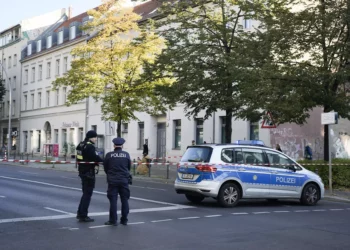 ARCHIVO - Agentes de la policía alemana montan guardia frente al complejo de edificios de la comunidad Kahal Adass Jisroel, que alberga una sinagoga, una guardería y un centro comunitario, en el centro de Berlín, Alemania, 18 de octubre de 2023. (AP Photo/Markus Schreiber, Archivo)