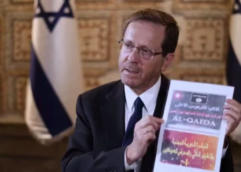 El presidente Isaac Herzog muestra materiales recuperados del cuerpo de un terrorista de Hamás durante una entrevista con Sky News, 22 de octubre de 2023. (Captura de pantalla: utilizada de conformidad con la cláusula 27a de la Ley de Propiedad Intelectual).