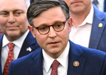 Mike Johnson (R-LA) habla tras ser nombrado presidente republicano de la Cámara de Representantes de EE.UU. en el Capitolio, en Washington, DC, el 24 de octubre de 2023. (Foto de SAUL LOEB / AFP)