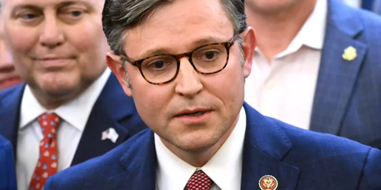 Mike Johnson (R-LA) habla tras ser nombrado presidente republicano de la Cámara de Representantes de EE.UU. en el Capitolio, en Washington, DC, el 24 de octubre de 2023. (Foto de SAUL LOEB / AFP)