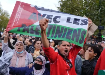 Un hombre sostiene una bandera palestina durante una manifestación en París, el 19 de octubre de 2023. (Dimitar Dilkoff/AFP)