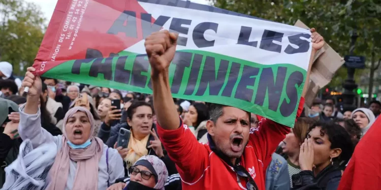 Un hombre sostiene una bandera palestina durante una manifestación en París, el 19 de octubre de 2023. (Dimitar Dilkoff/AFP)
