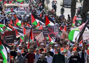Manifestantes marchan con banderas palestinas durante una concentración de apoyo a la población de la Franja de Gaza, en la ciudad de Ramala, Cisjordania, el 25 de octubre de 2023. (Foto de Jaafar ASHTIYEH / AFP)
