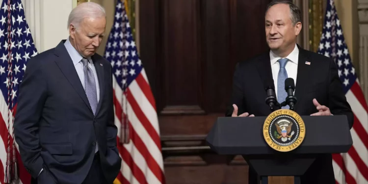 El Presidente de los EE.UU. Joe Biden escucha mientras el Segundo Caballero Doug Emhoff habla durante una mesa redonda con líderes de la comunidad judía en la Sala del Tratado Indio en el complejo de la Casa Blanca en Washington, 11 de octubre de 2023. (AP Photo/Susan Walsh)