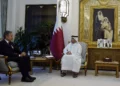 El primer ministro y ministro de Asuntos Exteriores de Qatar, Mohammed bin Abdulrahman Al Thani, a la derecha, y el secretario de Estado estadounidense, Antony Blinken, asisten a una reunión, en Doha, Qatar, el 13 de octubre de 2023. (AP Photo/Jacquelyn Martin, Pool)